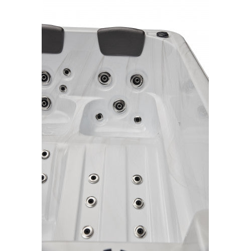 Luxury Spas Social 5-Person Hot Tub