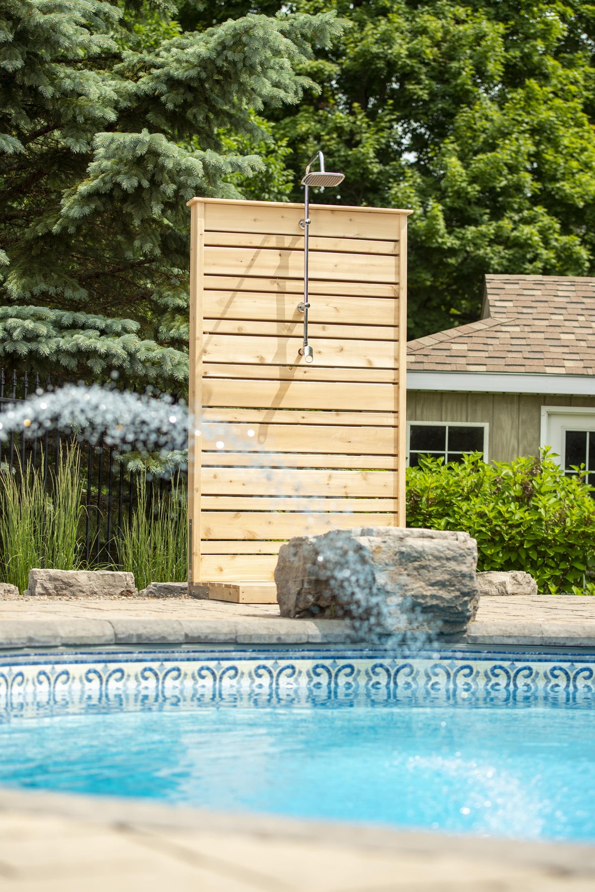 Dundalk CT Savannah Standing Shower - White Cedar-Outdoor Shower-Dundalk Leisurecraft-Nordica Sauna