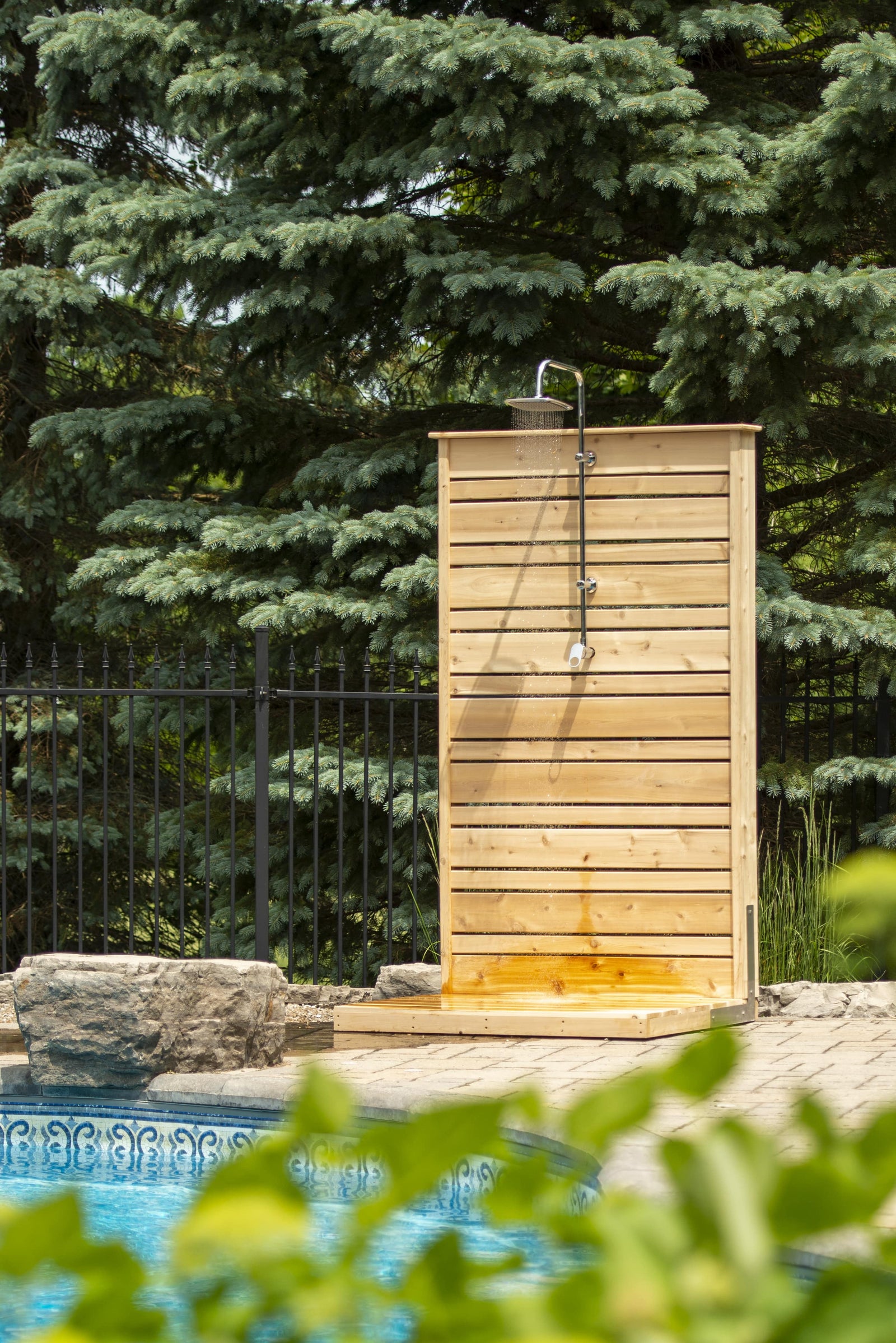 Dundalk CT Savannah Standing Shower - White Cedar-Outdoor Shower-Dundalk Leisurecraft-Nordica Sauna
