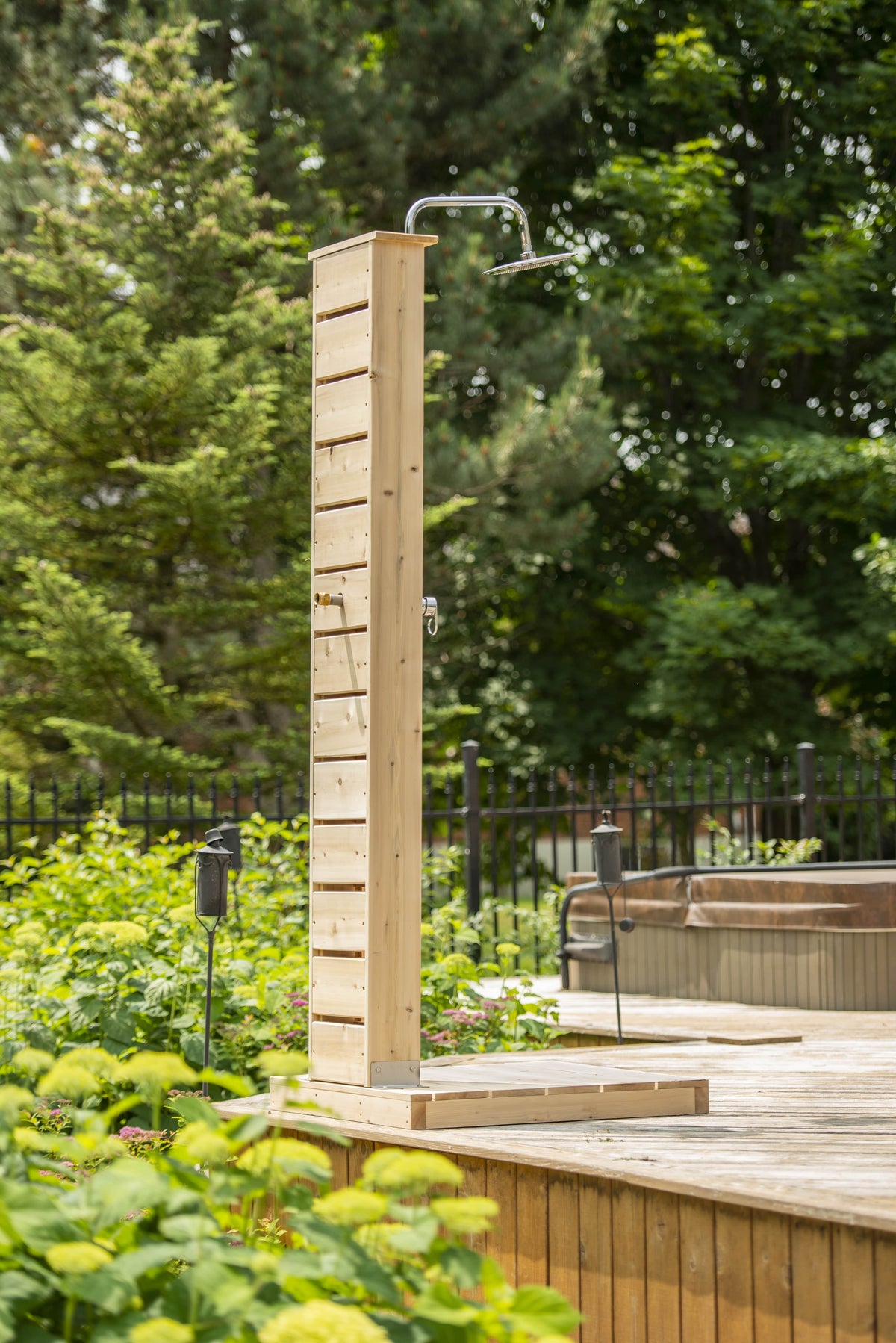 Dundalk CT Sierra Pillar Shower - White Cedar-Outdoor Shower-Dundalk Leisurecraft-Nordica Sauna